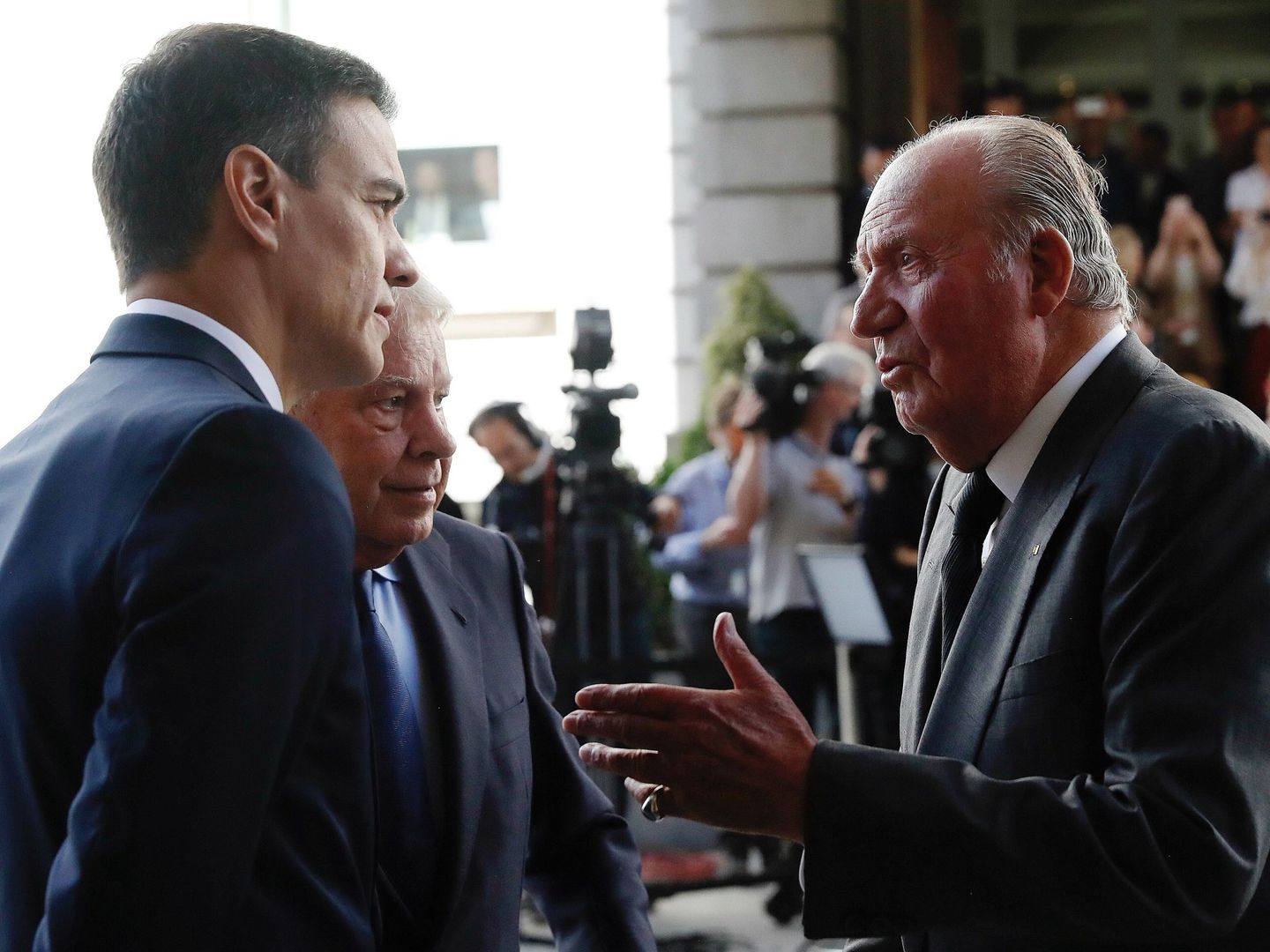 El rey emérito, Don Juan Carlos, conversa con Pedro Sánchez y el expresidente Felipe González. (EFE)