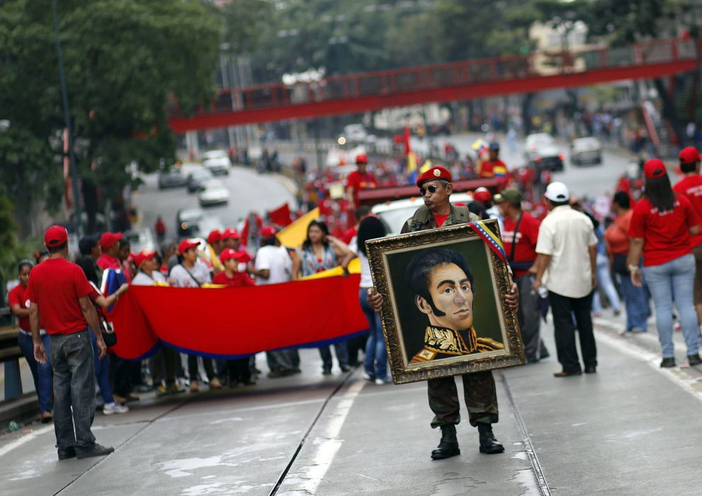 Foto: Venezolanos recuerdan en Caracas  55 años de democracia sosteniendo un retrato de Simón Bolivar. (Efe)