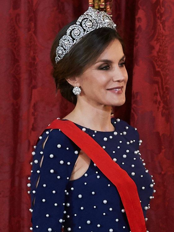 La reina Letizia, con la tiara Cartier en 2018. (Limited Pictures)