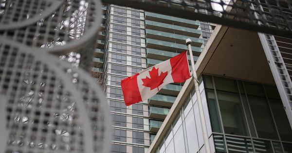Foto: Una bandera canadiense a la entrada del North Toronto Collegiate Institute. (Reuters/Chris Helgren)