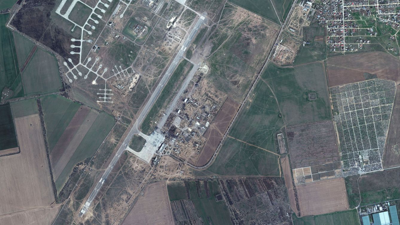 Foto: Imágenes de satélite del aeropuerto de Jersón, foco de batalla entre las tropas. (Reuters)