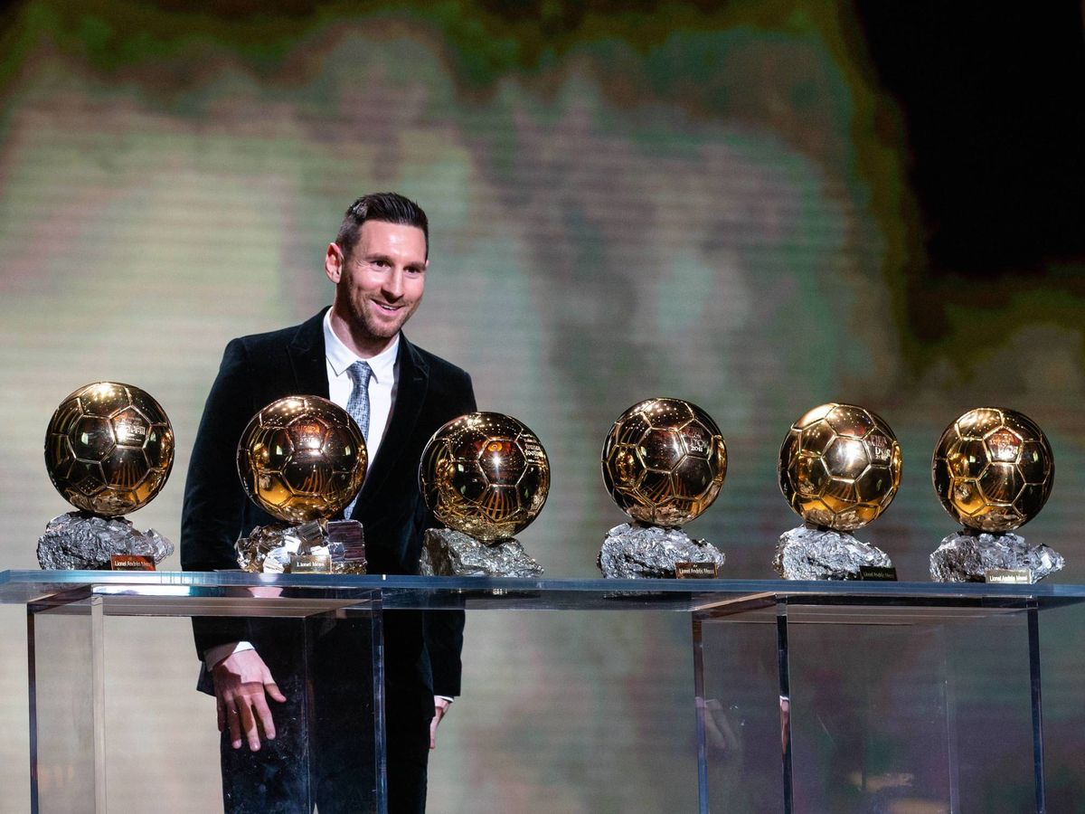 Foto: Leo Messi posa en la gala con sus seis balones de oro. (Cordon Press)
