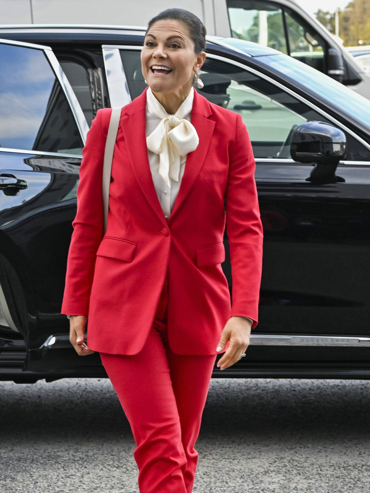 Victoria de Suecia triunfa con un traje rojo y blusa blanca. (Cordon Press)