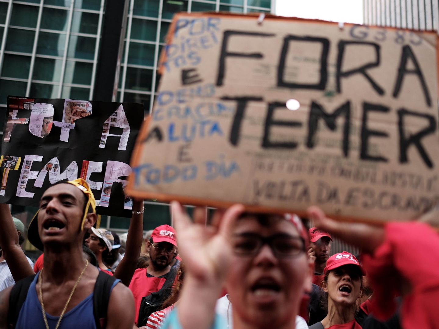 Miembros del Movimiento de los Sin Tierra se manifiestan contra Temer durante la votación en el Congreso. (Reuters)