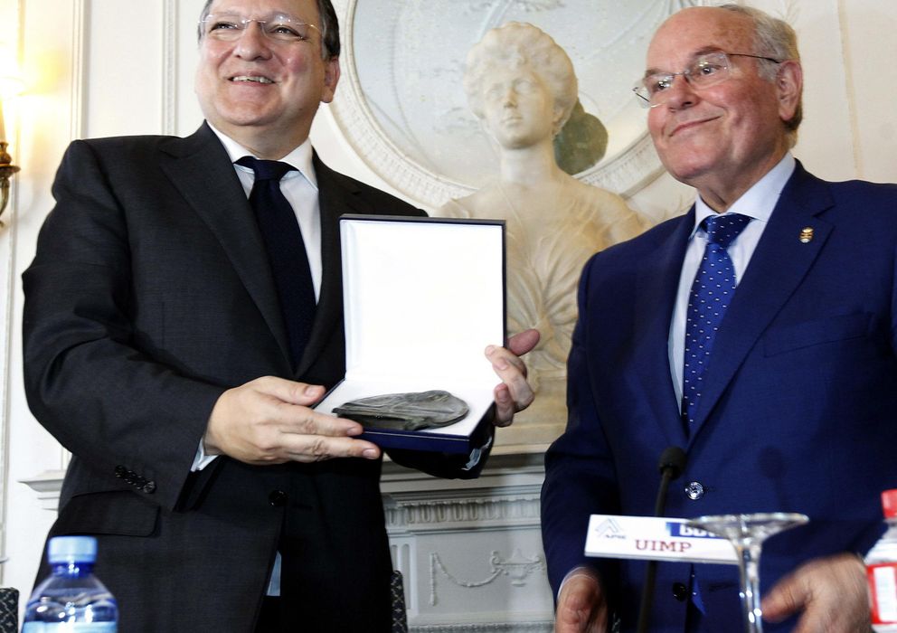 Foto: El presidente de la Comisión Europea, José Manuel Durao Barroso (i), junto al rector de la Universidad Internacional Menéndez Pelayo, César Nombela (d) (Efe)