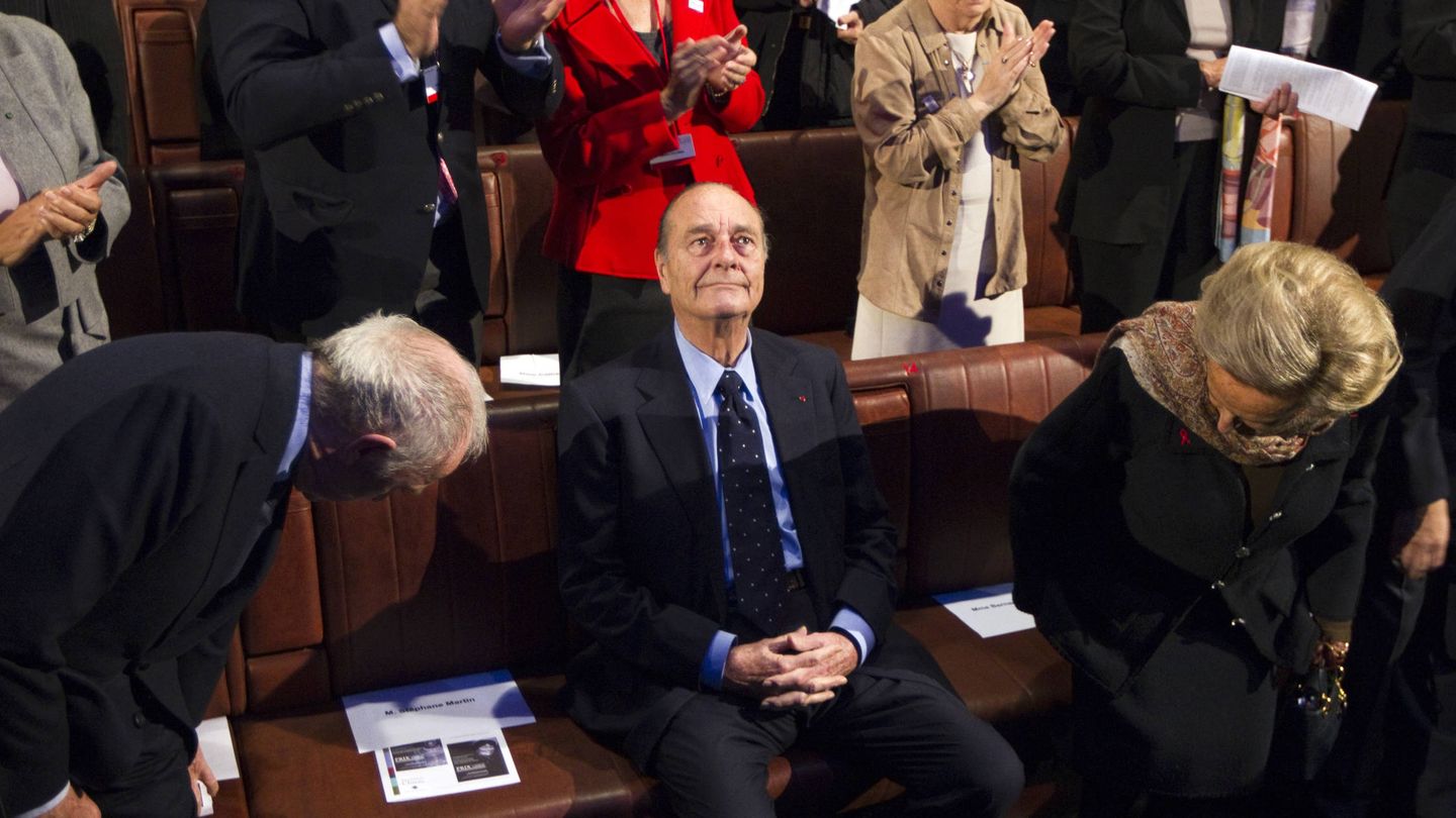 Jacques Chirac aplaudido a su llegada a una ceremonia de la Fundación Chirac, en París. (Reuters)