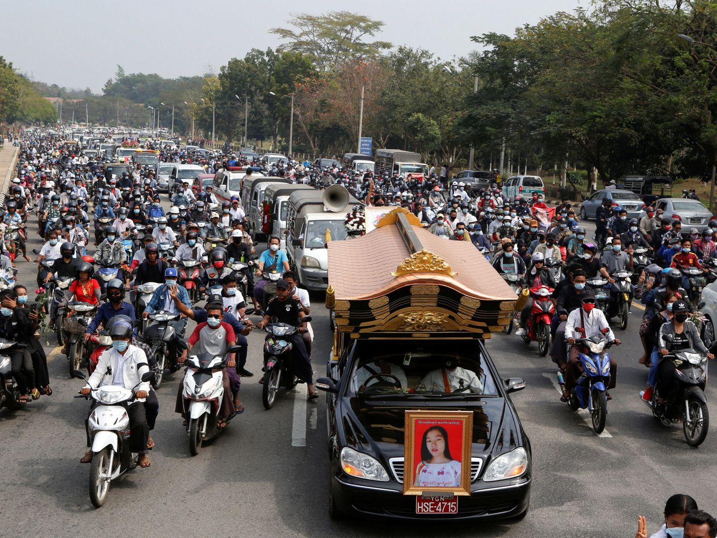 Masivo funeral por las calles birmanas. (Reuters)
