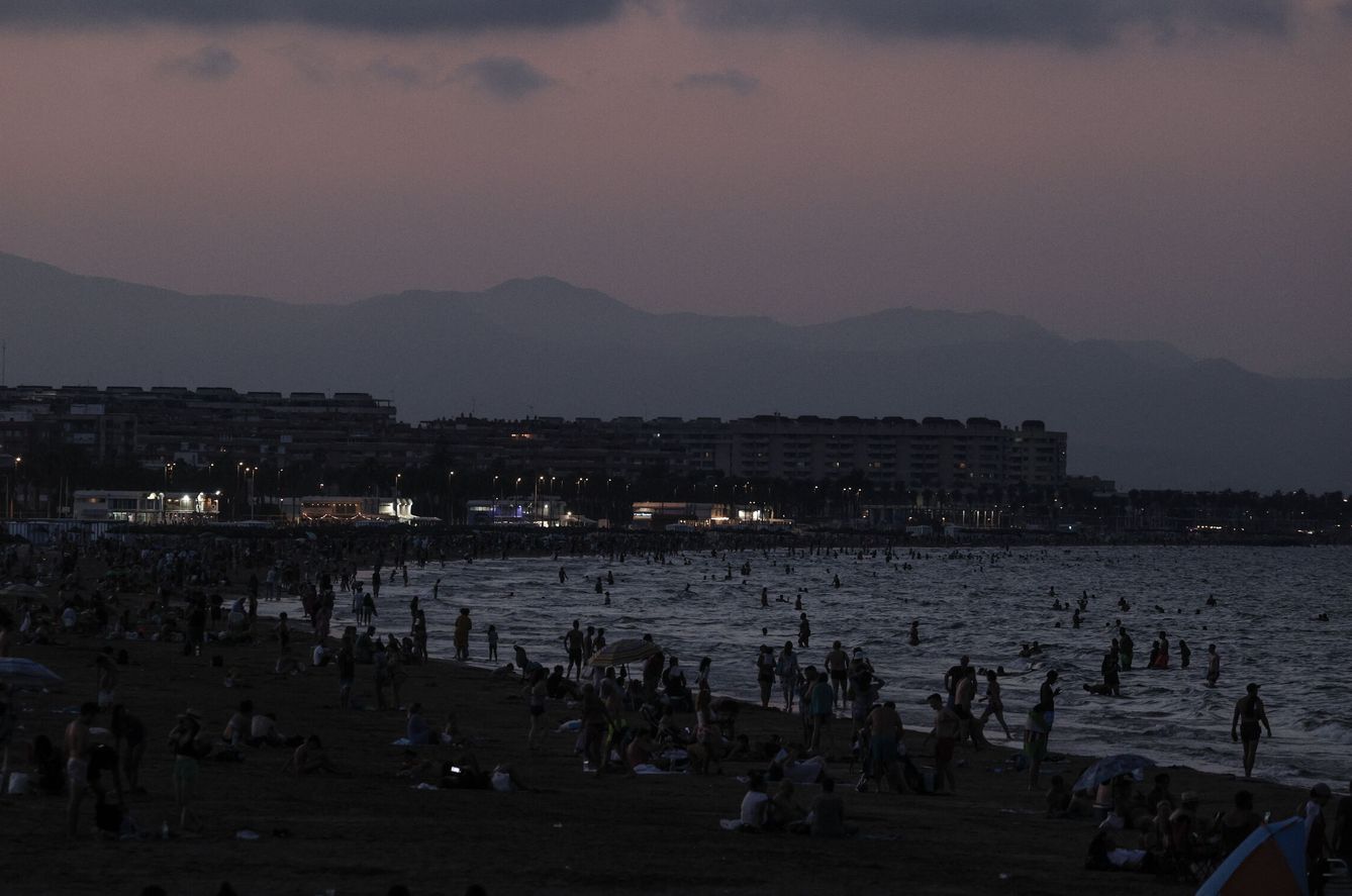Cientos de personas permanecen en las playas de Las Arenas y la Malvarrosa de Valencia pasadas las nueve de la noche. (EFE/Manuel Bruque)