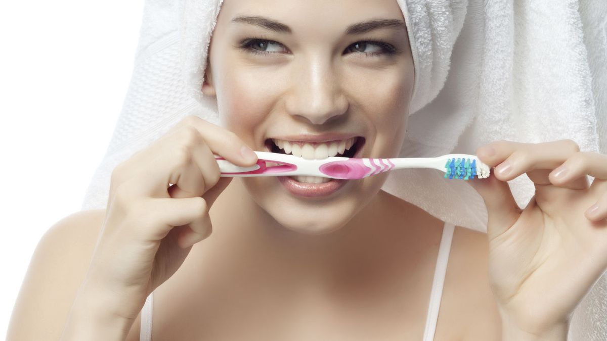 Lo estás haciendo mal: 5 errores que cometes al lavarte los dientes y cómo corregirlos