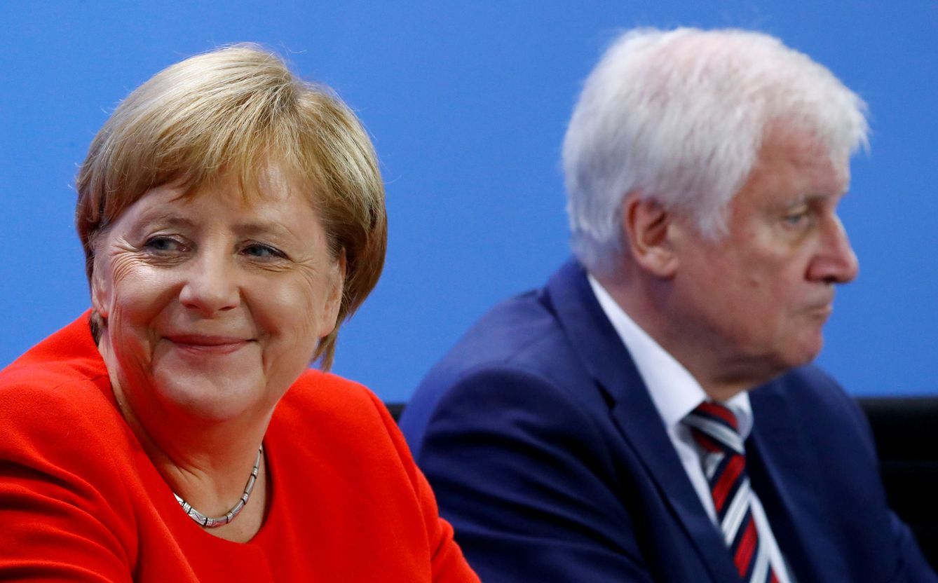 Merkel con su ministro de Interior -y permanente dolor de cabeza- Horst Seehofer, líder de la CSU bávara (REUTERS)