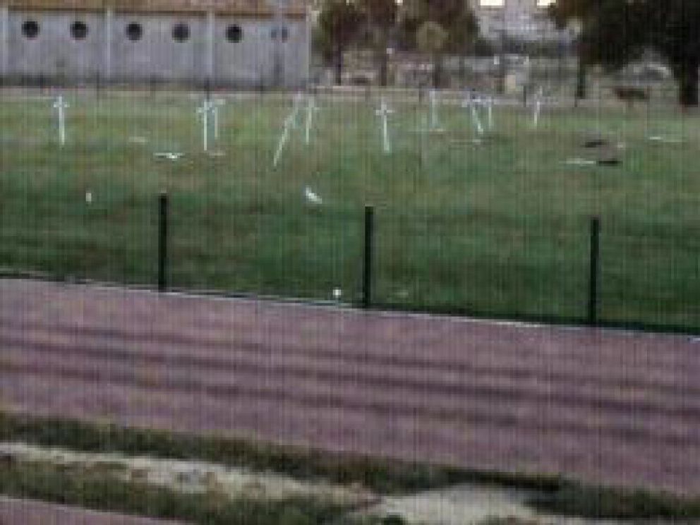 Foto: El campo de entrenamiento del Xerez amanece con cruces clavadas con los nombres de la plantilla