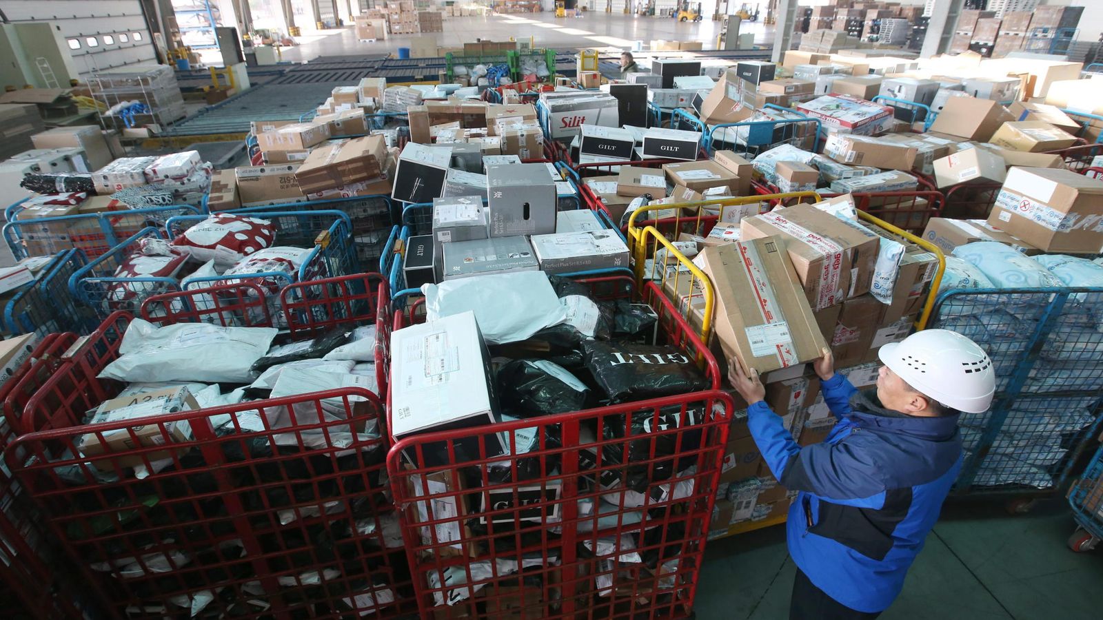 Foto: Un almacén con paquetes postales en Asia. (Reuters)