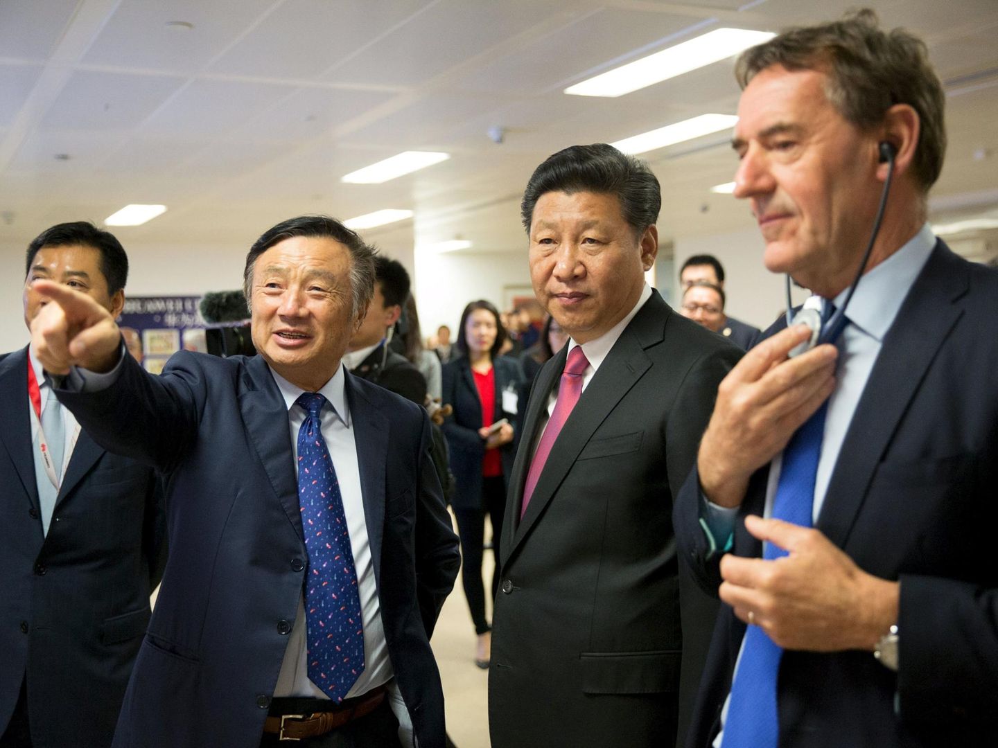 Ren Zhengfei (i), en una visita del presidente chino, Xi Jinping (segundo por la derecha), a Huawei. (Reuters)