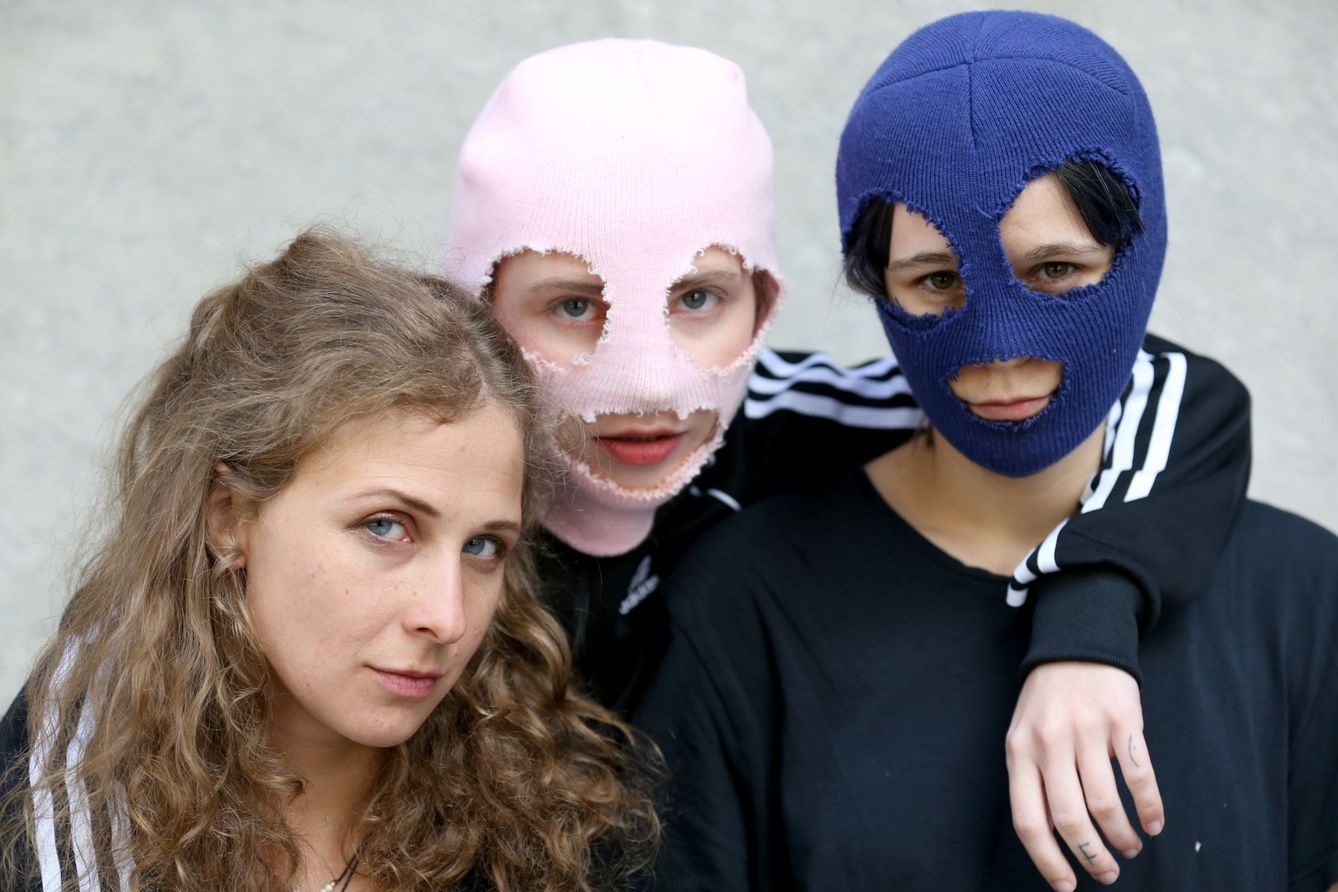 Miembros de la banda punk rusa Pussy Riot (i-d) Maria 'Masha' Alyokhina, Alexander 'Sasha' Cheparukhin y Nadezhda Tolokonnikova. Foto: Archivo