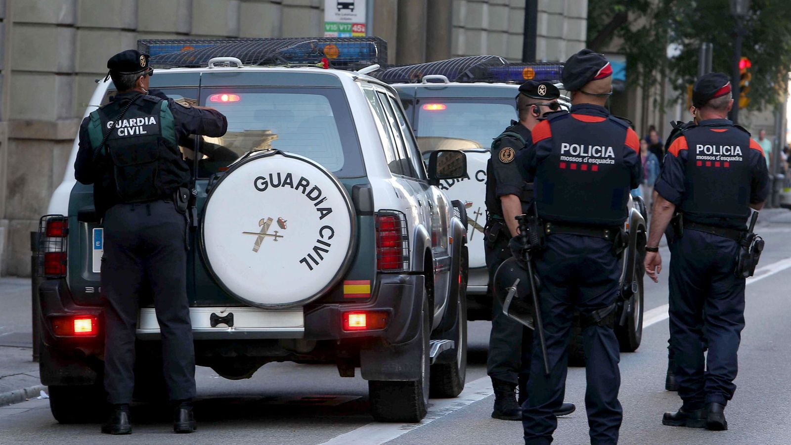 Foto: Efectivos de Guardia Civil y Mossos d'Esquadra, el pasado 20 de septiembre en Barcelona. (EFE)