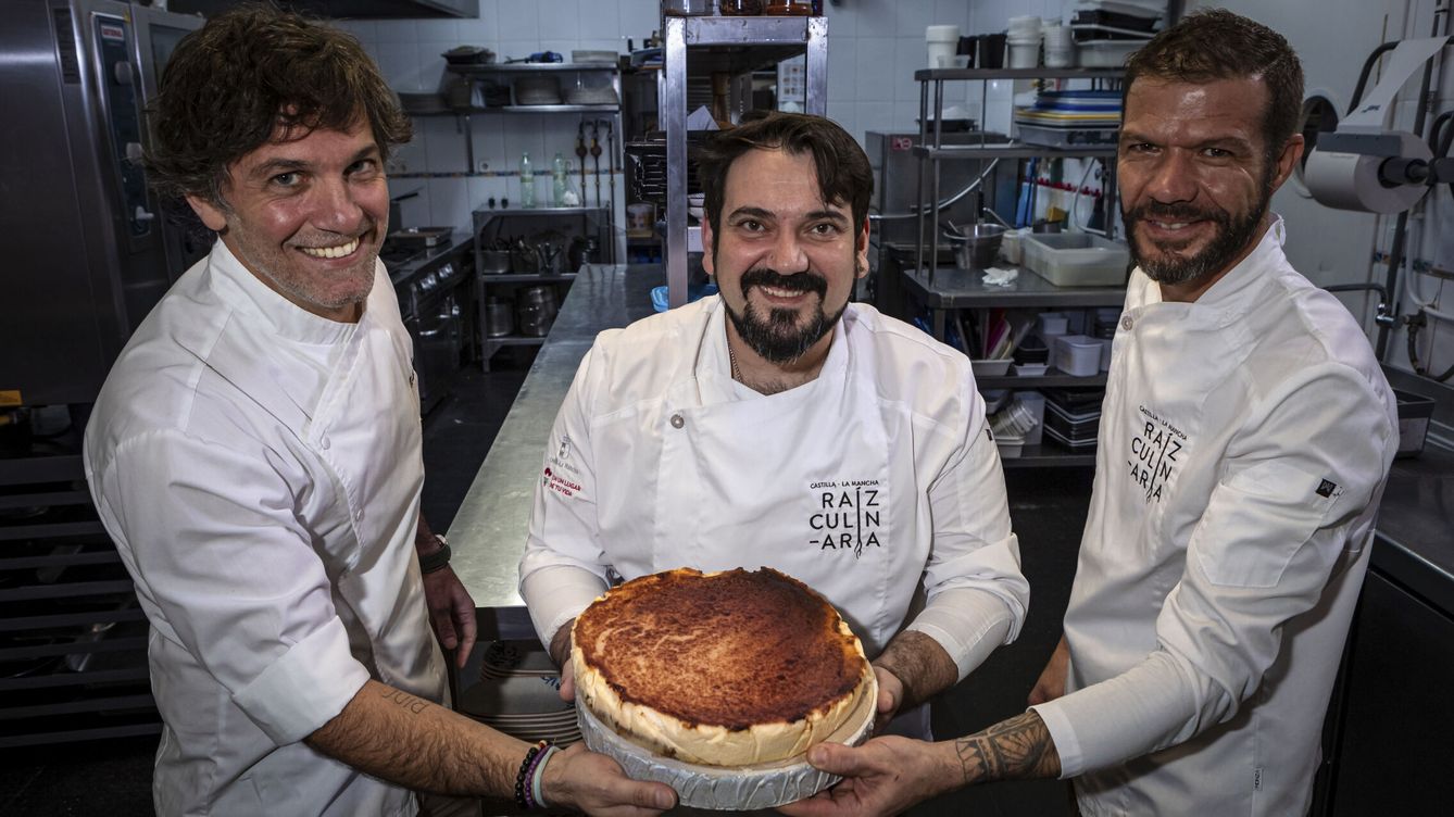 Foto: Los cocineros del restaurante toledano 'La Clandestina' muestran su tarta de queso, ganadora del  II Concurso Nacional de Tarta de Queso Manchego. (EFE/Ángeles Visdómine)