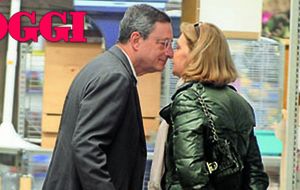 Mario Draghi se deshace en mimos con su mujer mientras realizan la compra