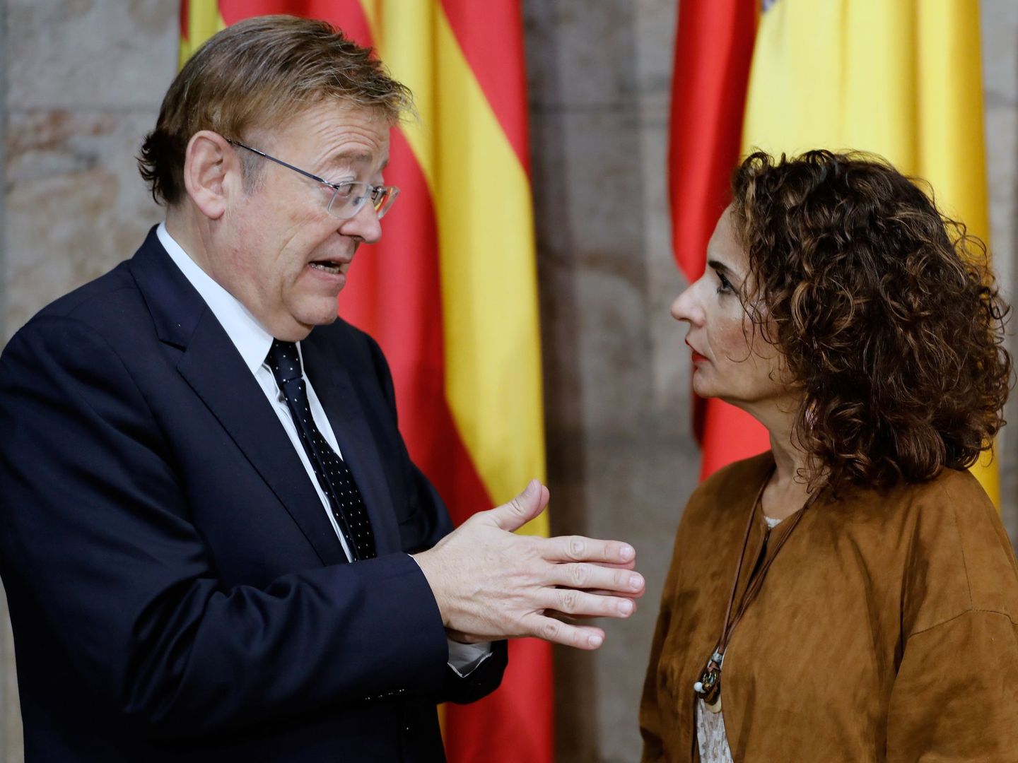 La ministra de Hacienda en funciones, María Jesús Montero (d), conversa con el presidente de la Generalitat valenciana, Ximo Puig (i). (EFE)