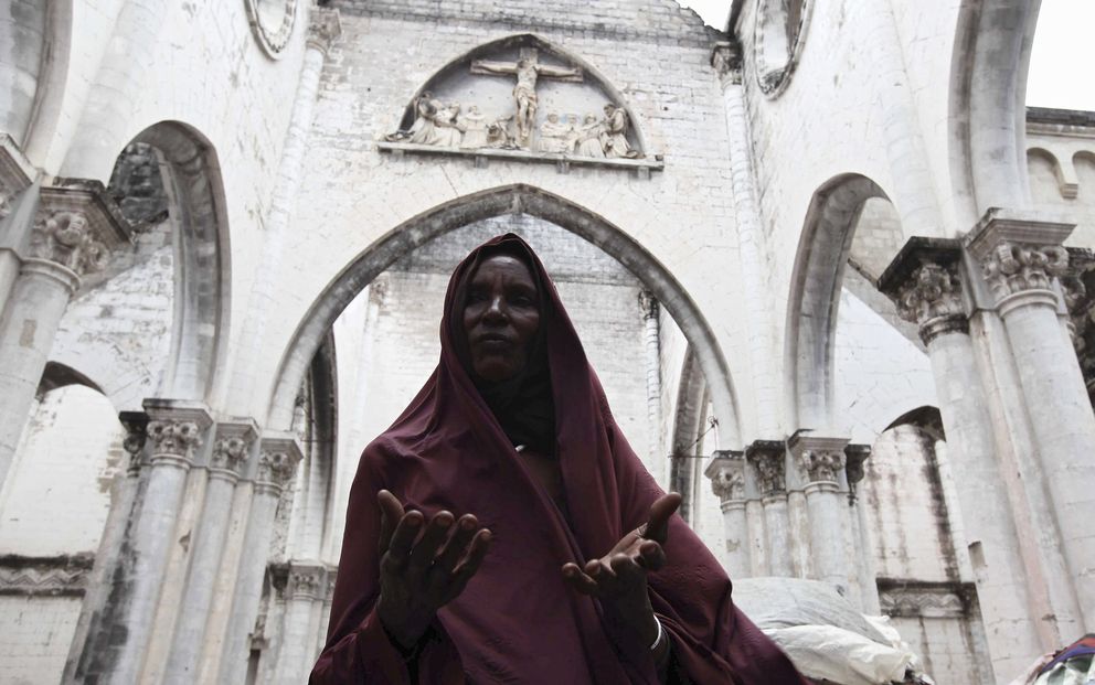 Una desplazada por los combates en el interior de la catedral de Mogadiscio (Reuters).