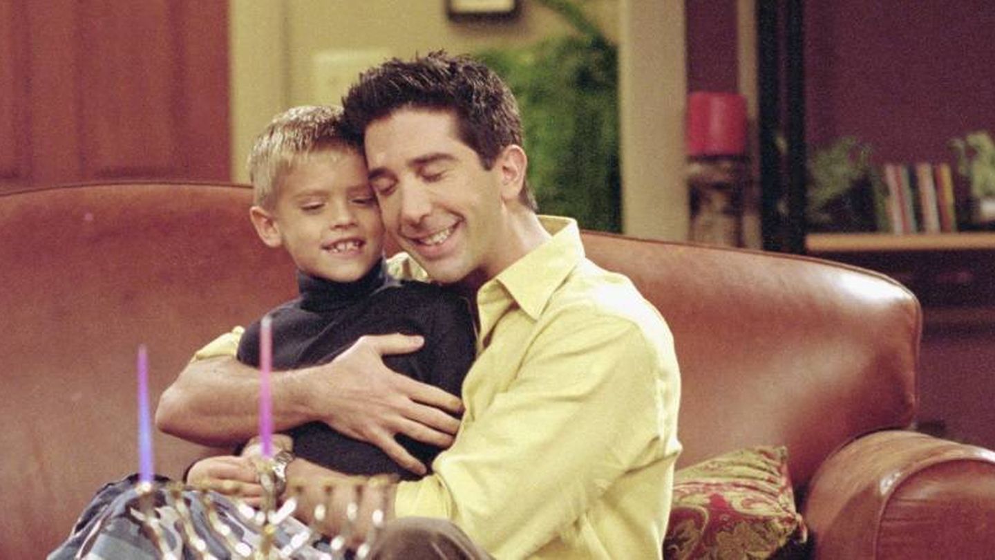 Ross Geller y su hijo Ben, interpretado por Cole Sprouse, en 'Friends'