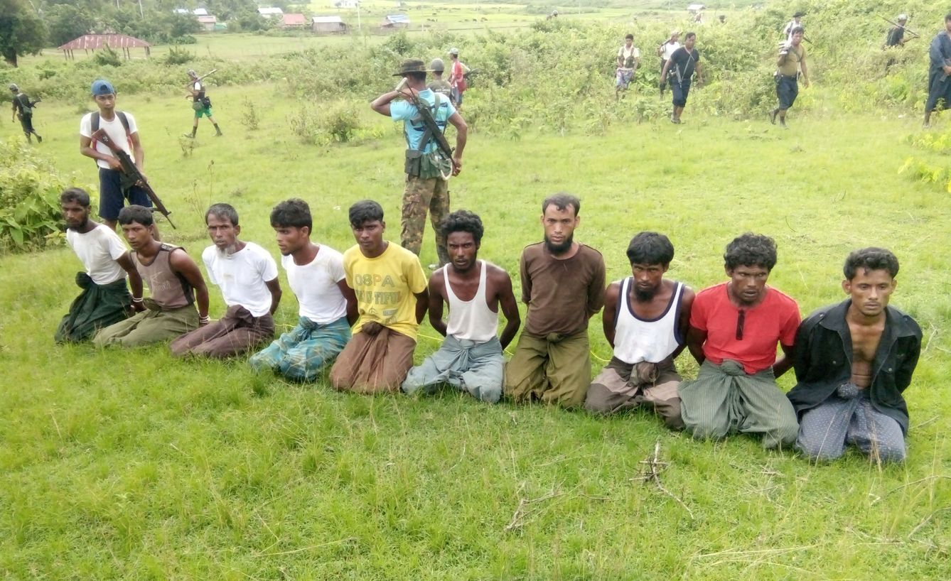 Hombres rohingya detenidos por el ejército en la aldea de Inn Din, en septiembre de 2017. (Reuters)