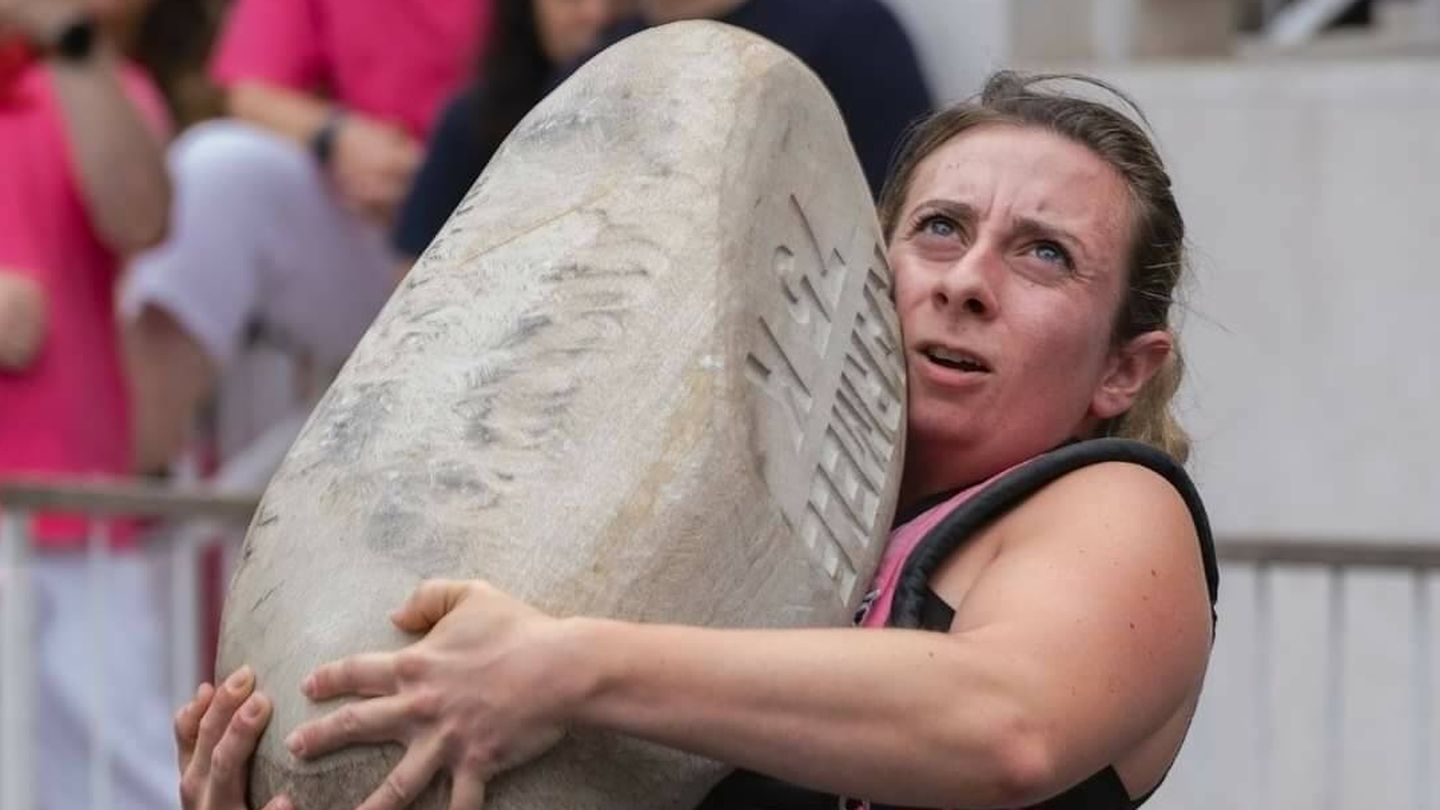 Karmele Gisasola alza una piedra de 75 kilogramos. (Cedida)
