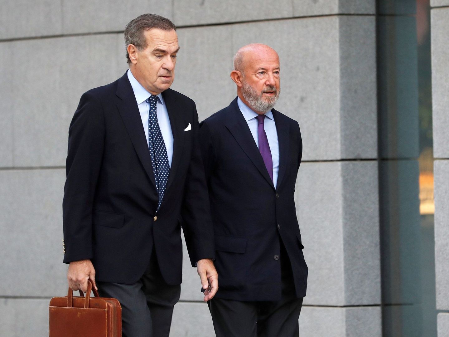 Emilio Saracho, a la derecha, llega al tribunal junto a su abogado. (EFE)