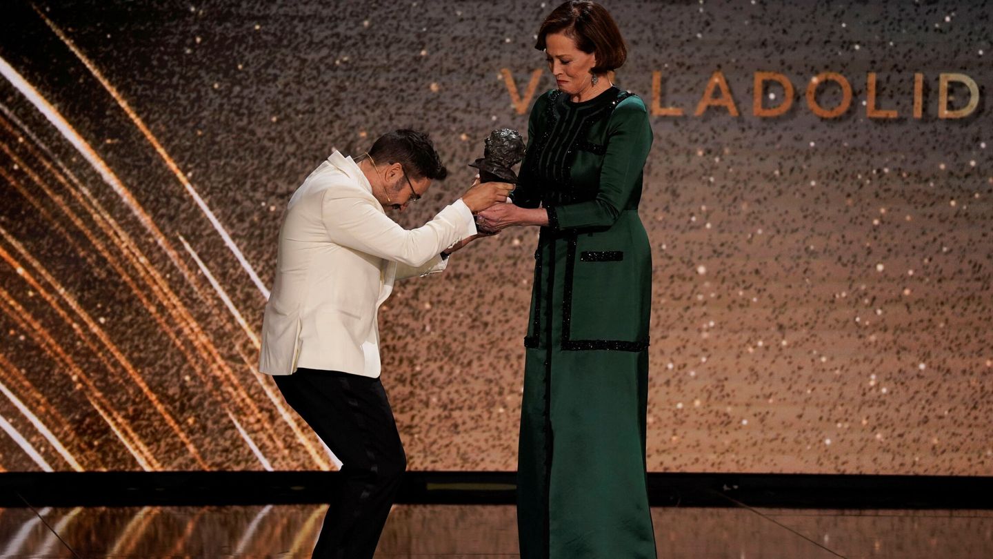 Director J. A. Bayona gives the International Goya Award to Sigourney Weaver during the Spanish Film Academy's Goya Awards ceremony in Valladolid, Spain February 11, 2024. REUTERS Ana Beltran