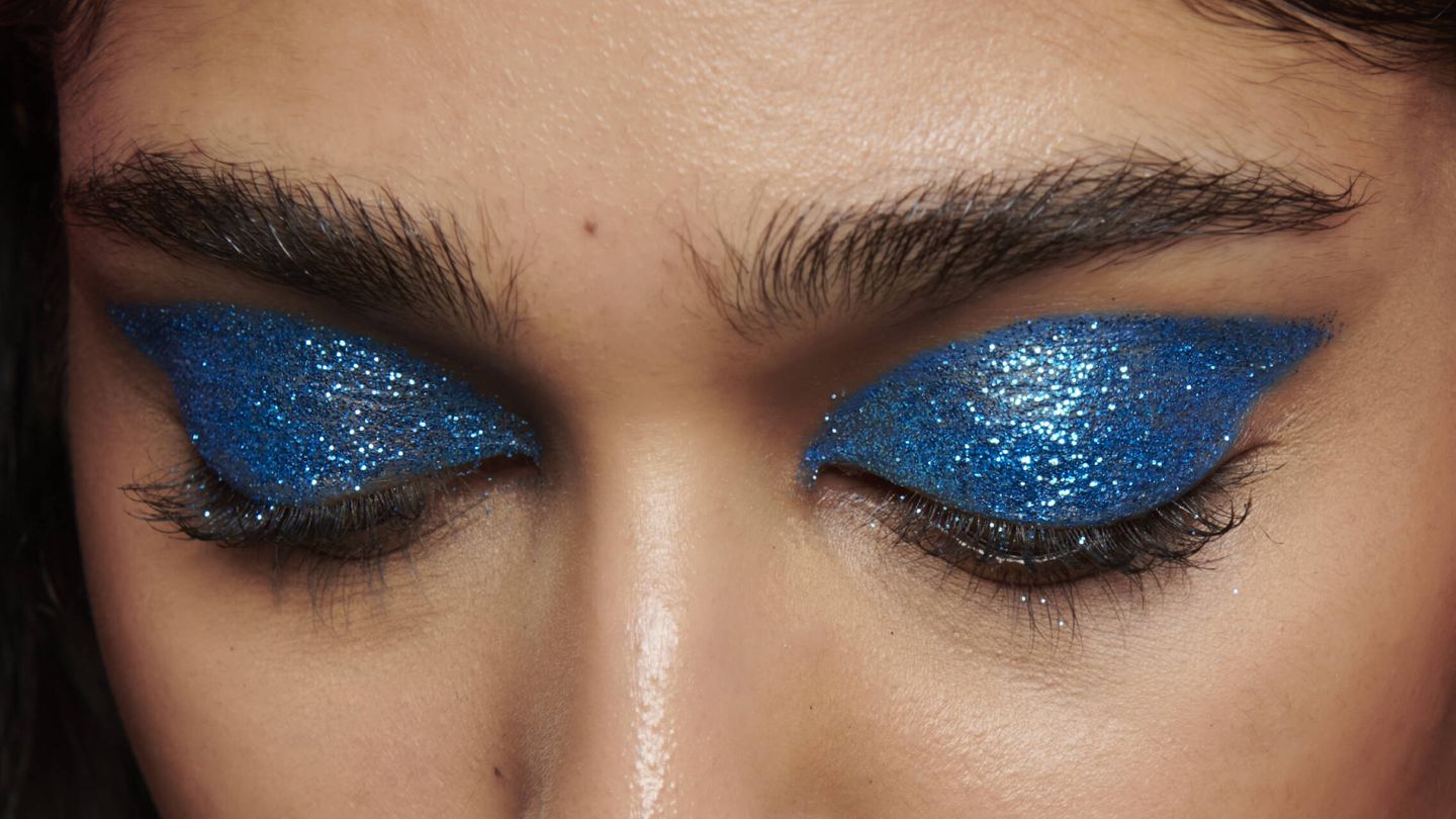 Los ojos de Jill Kortleve, con un impoluto cut crease en azul glitter en el desfile de Batsheva. (Imaxtree)