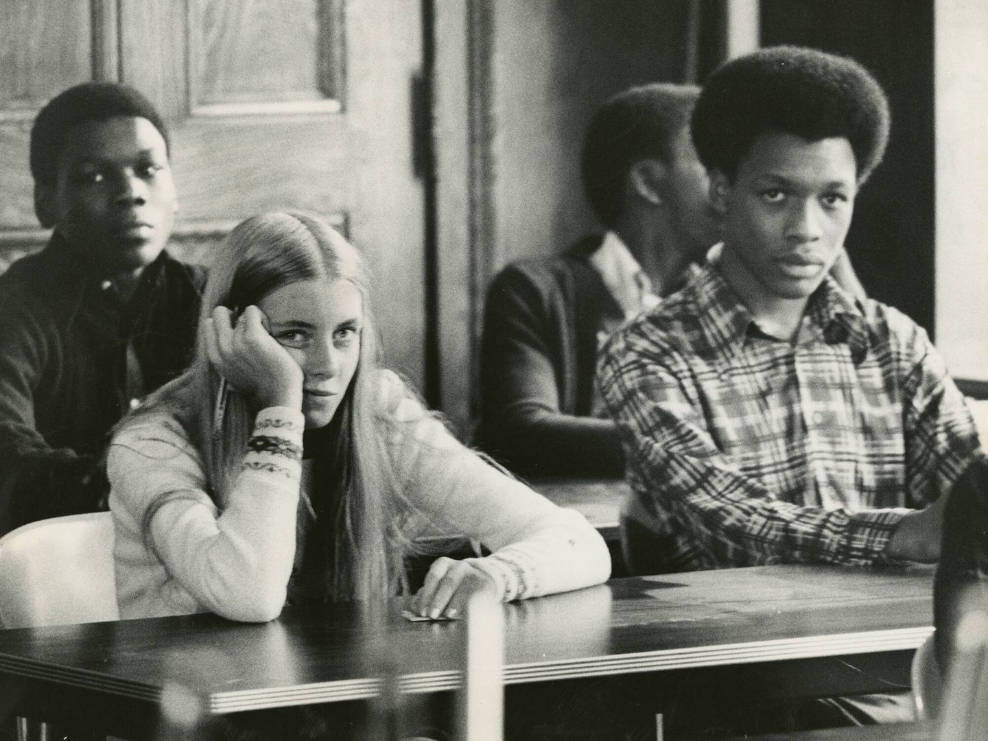 Alumnos negros y blancos al inicio del curso de 1974 en un colegio público de Boston. (Getty/The Boston Globe/Tom Landers)