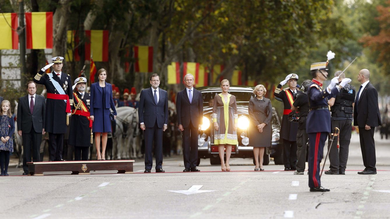 Foto: Los Reyes, acompañados por Mariano Rajoy, Pedro Morenés, Cristina Cifuentes y Manuela Carmena. (Efe)