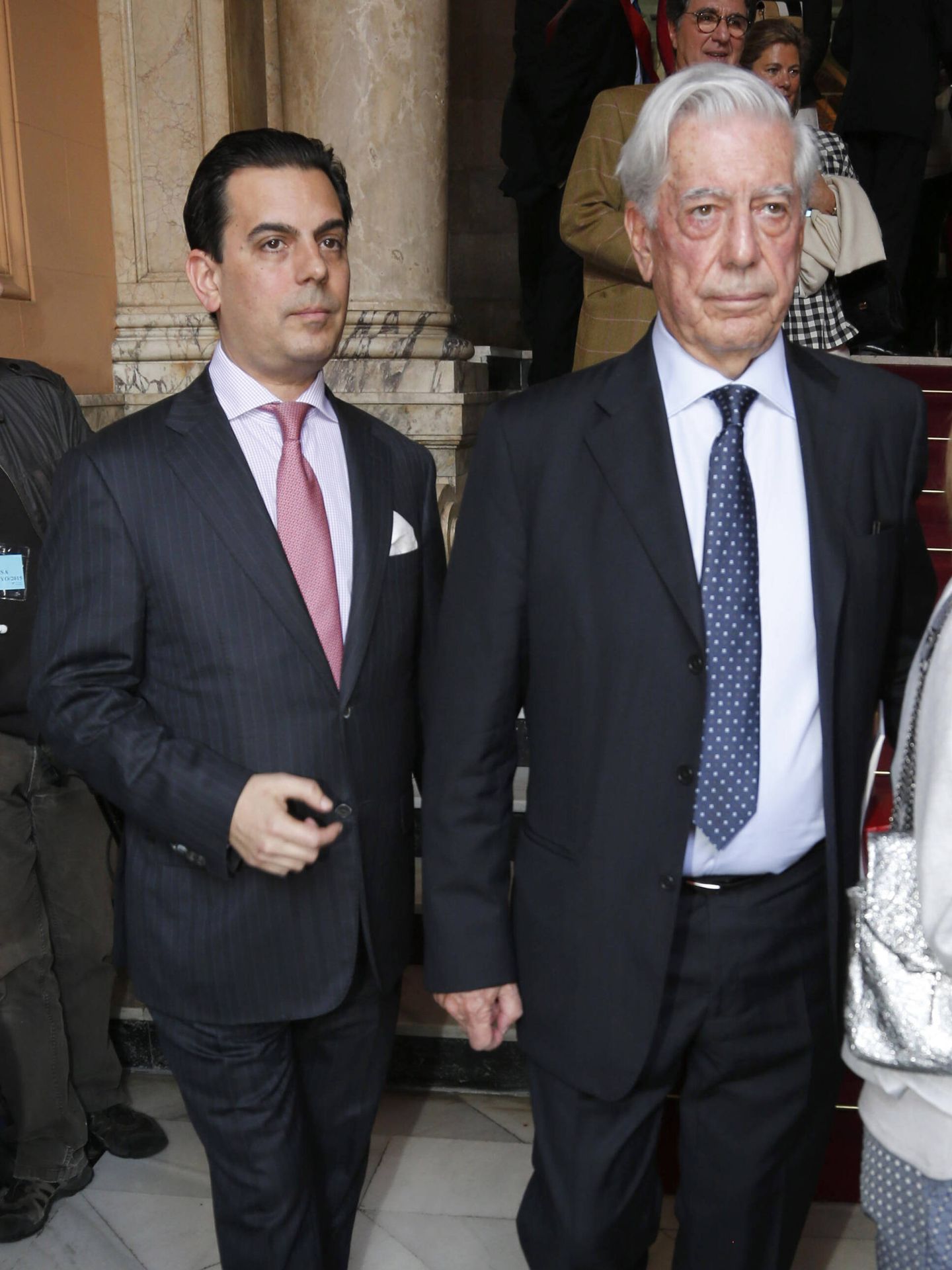 Mario Vargas Llosa, con su hijo Gonzalo en una imagen de archivo. (Gtres)