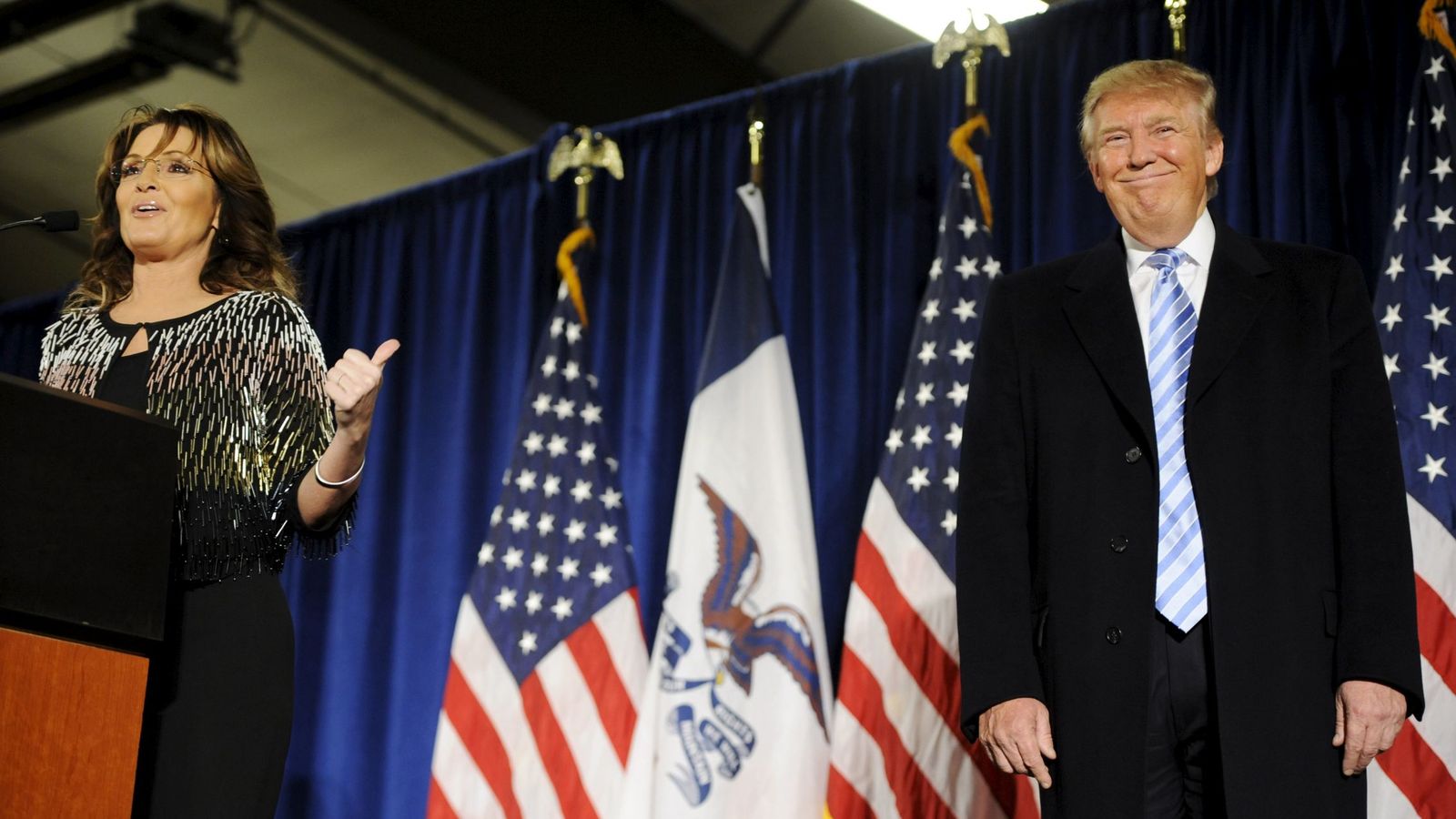 Foto: La exgobernadora de Alaska, Sarah Palin, junto al candidato reublicano Donald Trump en un mitin en Iowa, el 19 de enero de 2016 (Reuters).