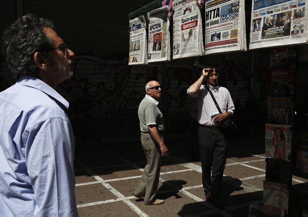 Foto: Un hombre lee los titulares sobre los resultados de las elecciones en un kiosko de Atenas (Reuters).