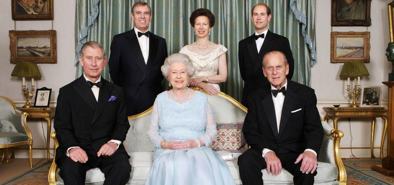 La reina Isabel, con su marido y sus cuatro hijos durante el 60 cumpleaños del príncipe Carlos. (Cordon Press)