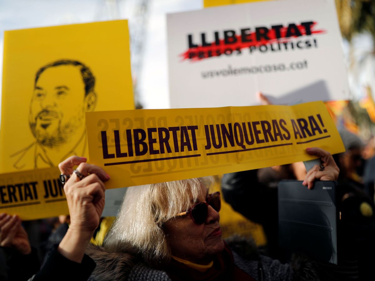 Foto: Una manifestante pide la libertad de Oriol Junqueras, en una protesta en Barcelona. (Reuters)