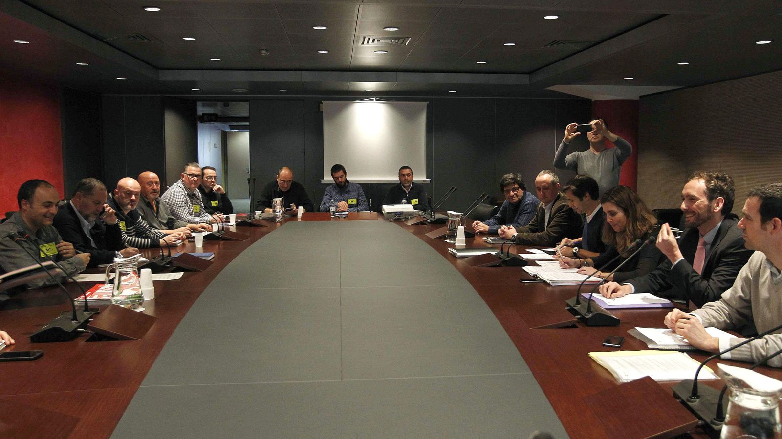 Foto: Miembros del comité de empresa de TMB durante una reunión con la dirección en plena huelga. (Efe)