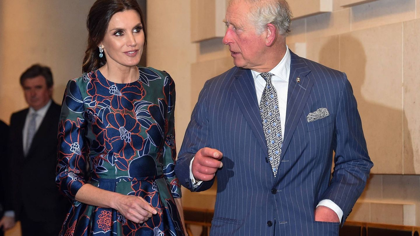 La Reina con el príncipe de Gales. (Cordon Press)