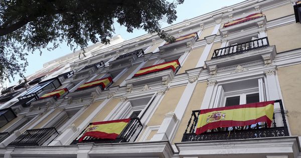 Foto: Algunas banderas de España lucen en balcones de la calle Almagro de Madrid. (EFE)