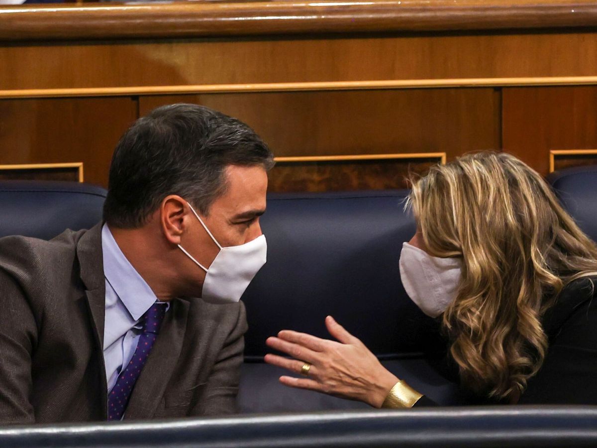 Foto: Sánchez y Yolanda Díaz, en el pleno del Congreso. (EFE/Kiko Huesca)