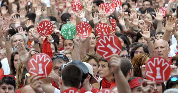 Foto: Concentración en repulsa por una agresión sexual en Pamplona durante los Sanfermines. (EFE)