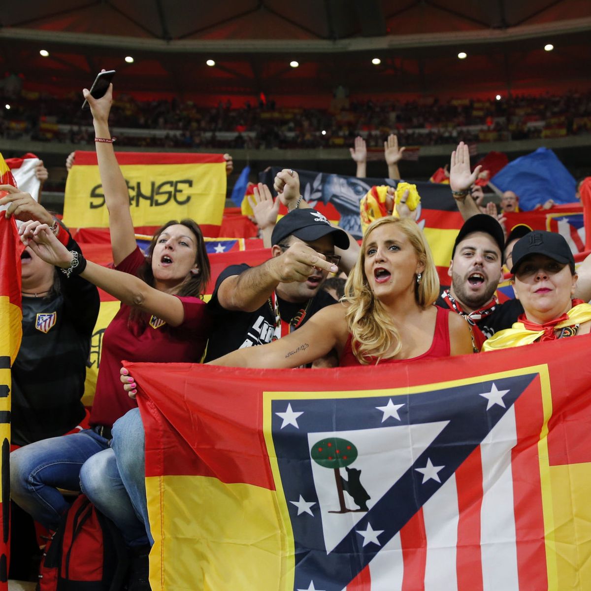 Que viva España!', pitos a Piqué e invasión de banderas nacionales: el  Wanda alzó la voz