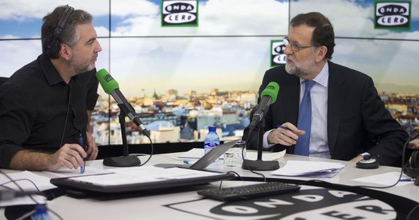 Foto: Fotografía facilitada por Presidencia de Gobierno, del presidente del Ejecutivo, Mariano Rajoy, junto al periodista Carlos Alsina (i). (EFE)