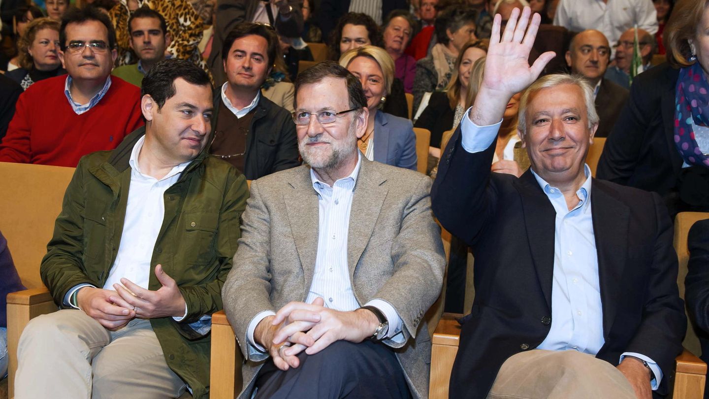 Juanma Moreno, Mariano Rajoy y Javier Arenas. (Efe)