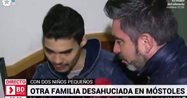 Foto: Masegosa y el padre de los niños, en el momento en el que el reportero se derrumba (Foto: Twitter)