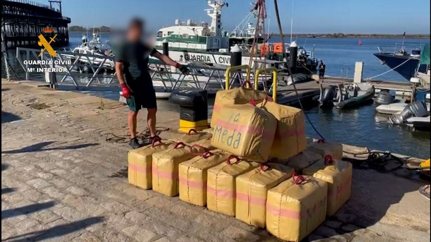 Vista de los 900 kilos de hachís que la Guardia Civil encontró en la bodega de un pesquero en septiembre de 2021 en Huelva. (Guardia Civil)
