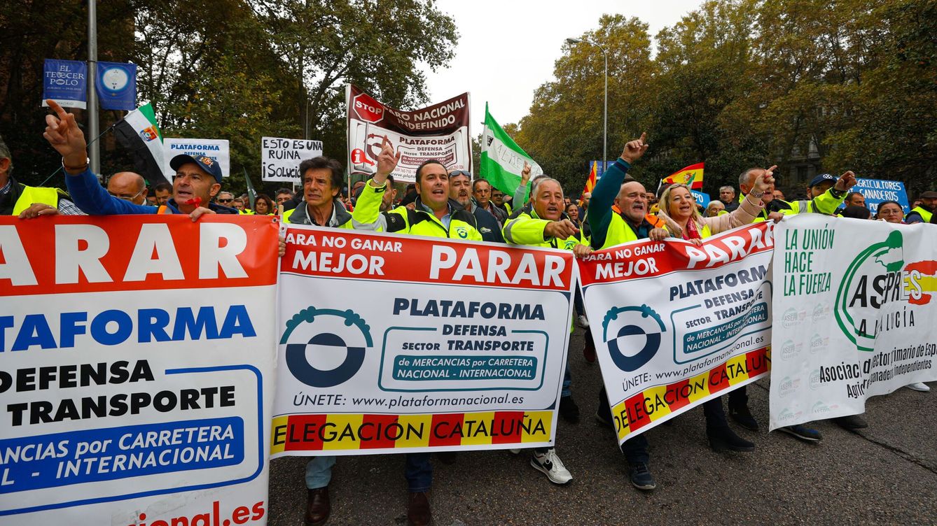 Foto: La Plataforma Nacional en Defensa del Sector del Transporte en la manifestación en Madrid. (EFE/Javier Lizon)
