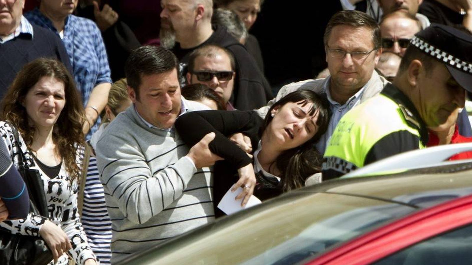 Foto: La madre de la menor cuyo cadáver fue encontrado junto al de su padre en Almonte, tras el funeral. (EFE)
