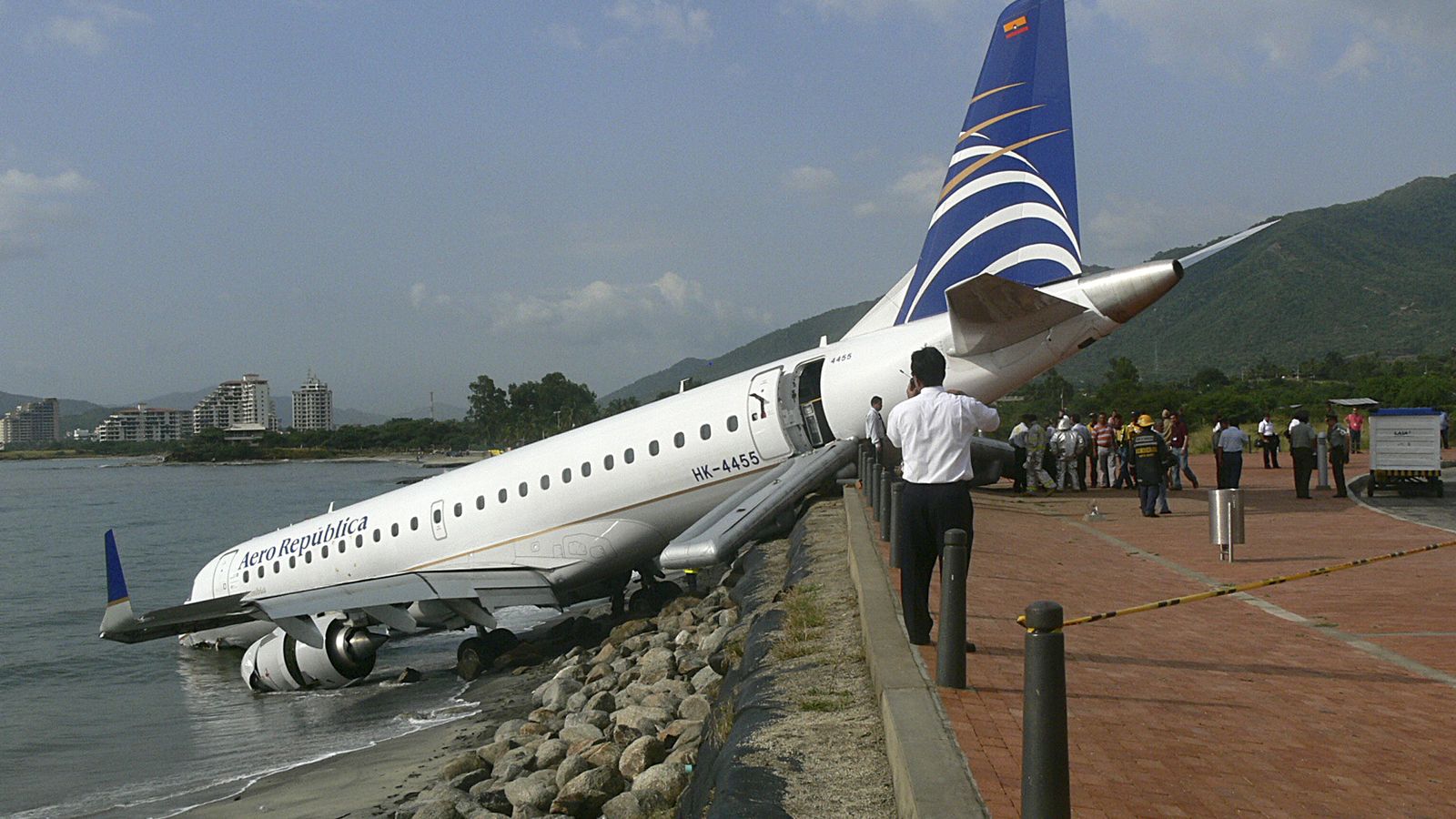 Foto: Un Embraer 190 accidentado después de un aterrizaje de emergencia en el aeropuerto Simón Bolívar, en la ciudad de Santa Marta (Colombia). (Foto: Reuters)