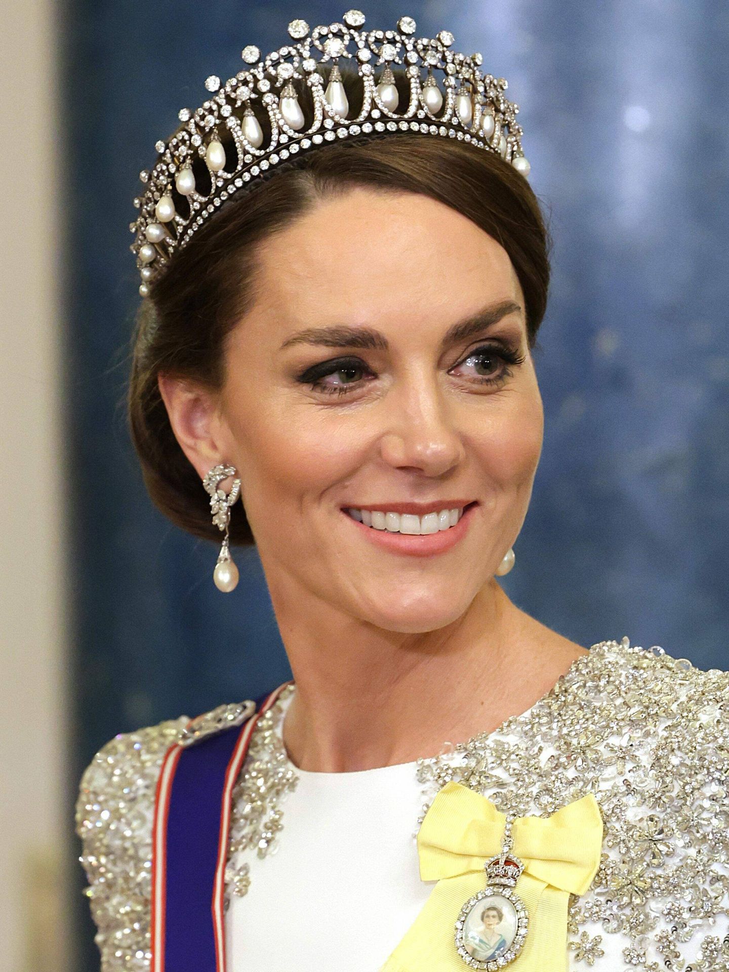 Kate Middleton, con la Family Order de Isabel II, la tiara Lover's Knot y pendientes de Lady Di. (CP)